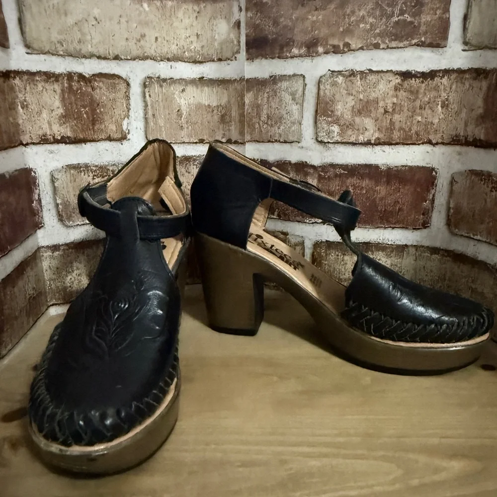 Women’s Black Leather Huarache Heeled Sandals-size 8
